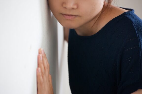 隣の部屋の音を聞く方法とは？