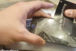 【液晶割れの修理】スマホ表面のガラス部分だけを冷凍庫やドライアイスで取り外す技術【動画】