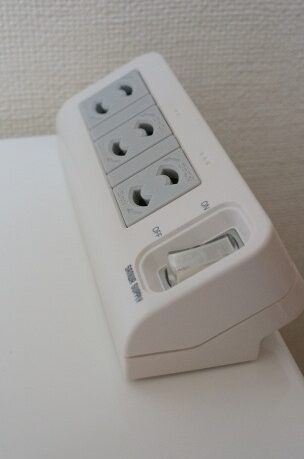 片手で抜き差し！デスクにコンセントを後付できるクランプ付き電源タップ「TAP-B25」